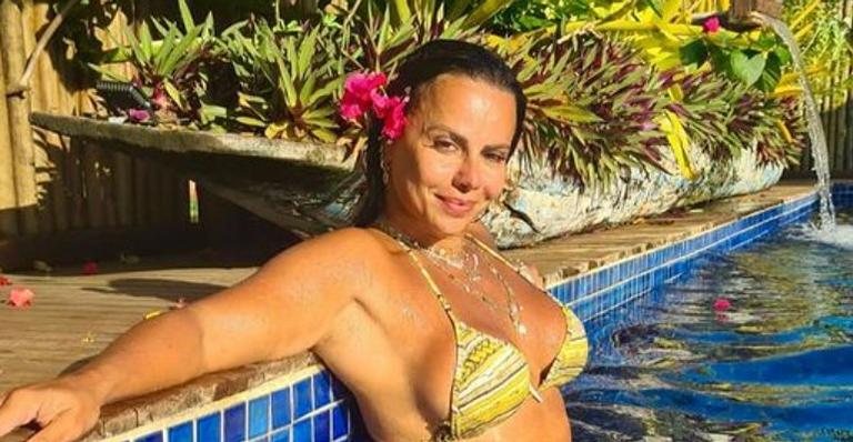 Viviave Araujo empina o bumbum ao posar na praia e encanta - Reprodução/Instagram