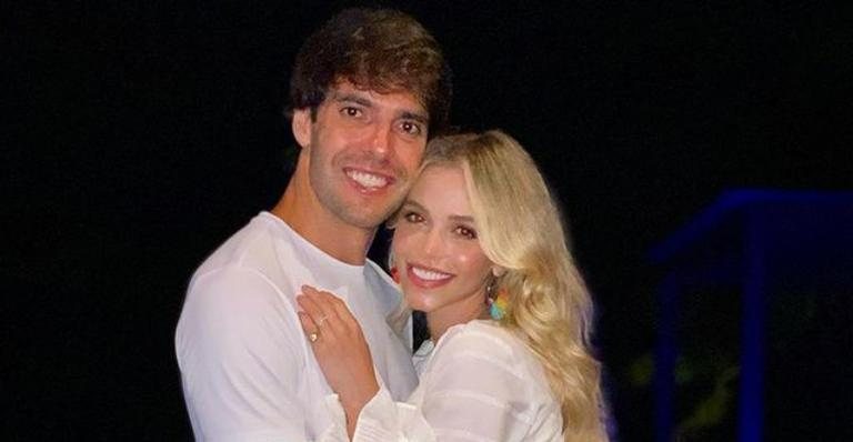 Carol Dias posa com o marido, Kaká, em quadra de tênis - Reprodução/Instagram