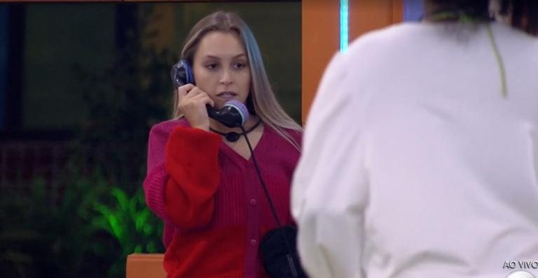 Carla atende o Big Fone e indica três brothers ao paredão - Reprodução/Globo