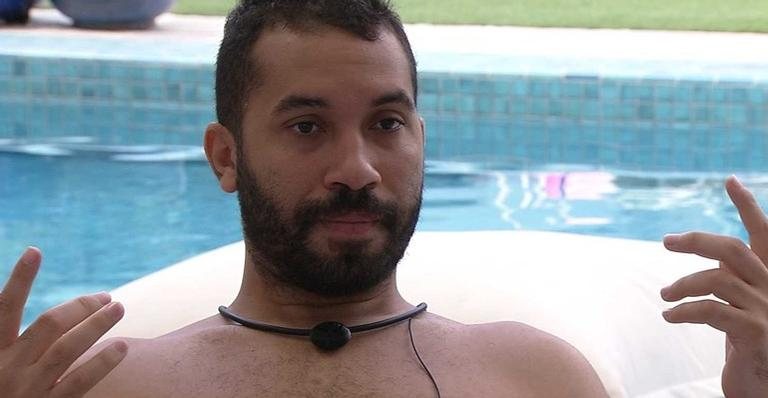 Gilberto se revolta com atitude de sister - Reprodução/Globoplay