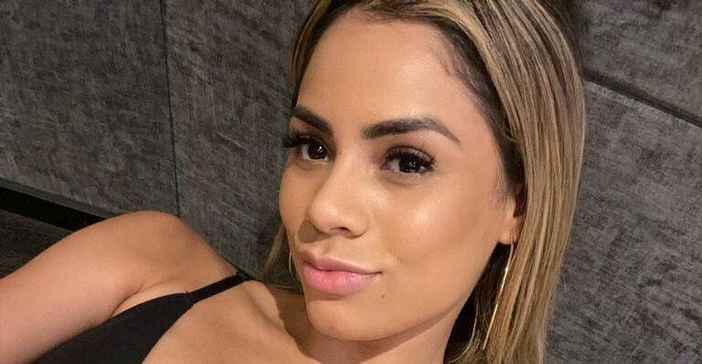 Lexa rouba olhares ao posar só de blazer em foto arrasadora - Reprodução/Instagram