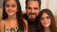 Luciano Camargo diverte web ao jogar cartas com as filhas - Reprodução/Instagram