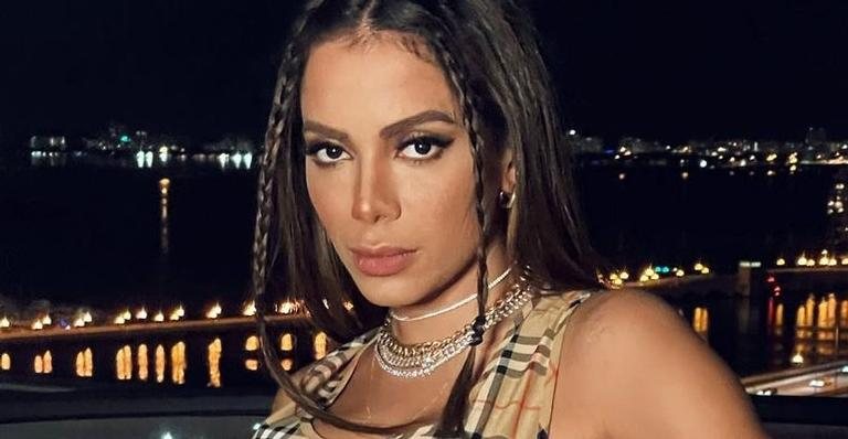 Anitta dispensa sutiã e posa com vestido longo - Reprodução/Instagram