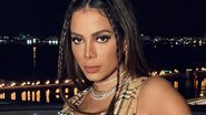 Anitta dispensa sutiã e posa com vestido longo - Reprodução/Instagram