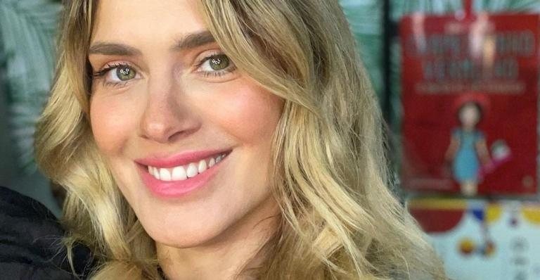 Carolina Dieckmann rouba a cena ao posar com maiô verde - Foto/Instagram