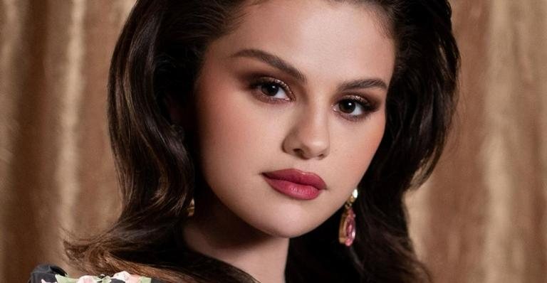 Selena Gomez vive uma cabeleleira no clipe de 'Selfish Love', sua nova parceria com DJ Snake - Foto/Instagram