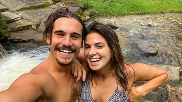 Nicolas Prattes posa coladinho com a namorada na cachoeira - Reprodução/Instagram