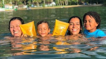 Regina Casé abraça árvore ao lado dos filhos e do neto - Reprodução/Instagram