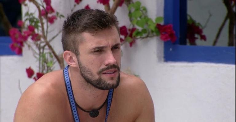 Arthur decide que irá dar o colar da imunidade para Projota - Foto/Reprodução BBB21