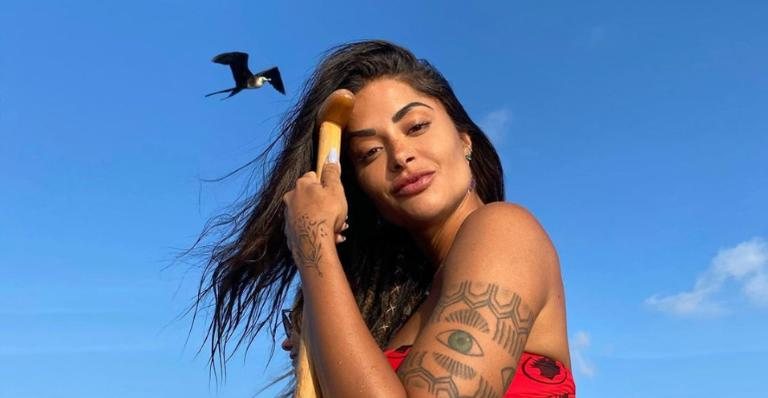 Aline Riscado dança na praia celebrando o Dia da Mulher - Reprodução/Instagram