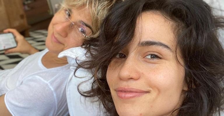 Em clima de romance, Nanda Costa posa deitada com a esposa - Reprodução/Instagram