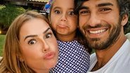 Deborah Secco posa com Hugo Moura e Maria Flor, e encanta - Reprodução/Instagram