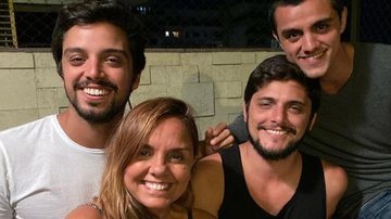 Mãe dos irmãos Simas, Ana Sang derrete corações ao compartilhar lindo registro com os filhos - Reprodução/Instagram