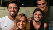 Mãe dos irmãos Simas, Ana Sang derrete corações ao compartilhar lindo registro com os filhos - Reprodução/Instagram