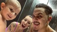 Christian Figueiredo posa na piscina com a esposa e o filho - Reprodução/Instagram