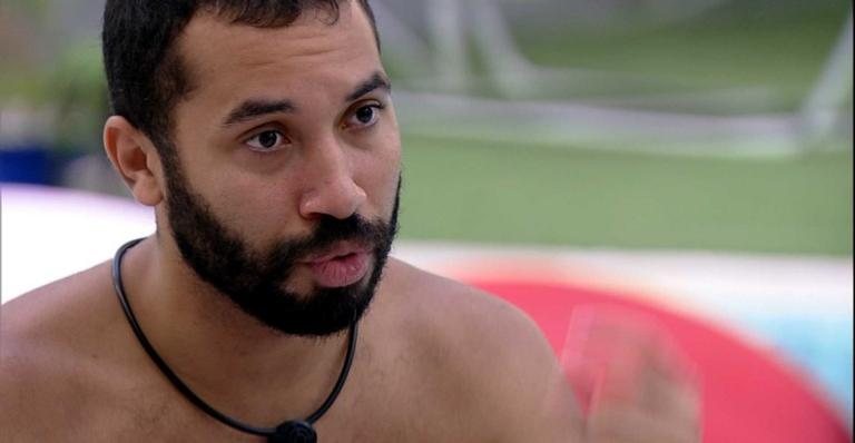 Gilberto durante conversa na área externa da casa - Foto/Reprodução BBB21