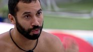 Gilberto durante conversa na área externa da casa - Foto/Reprodução BBB21