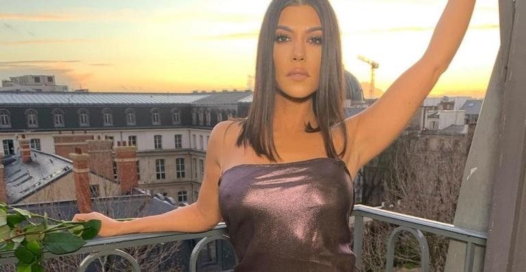 Kourtney Kardashian rouba a cena ao posar belíssima em piscina - Foto/Instagram