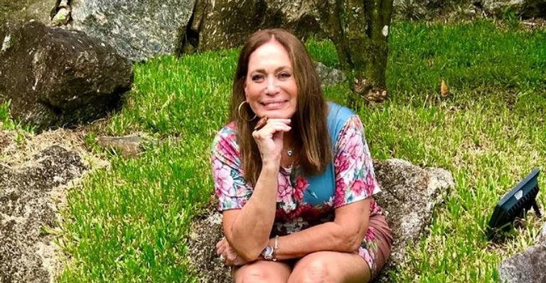 Susana Vieira eleva as expectativas de seus seguidores ao compartilhar um lindo clique em que surge toda sorridente durante a revisão de sua biografia - Reprodução/Instagram