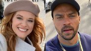 Sarah Drew e Jesse Williams posam juntos no set de Grey's Anatomy - Reprodução/Instagram