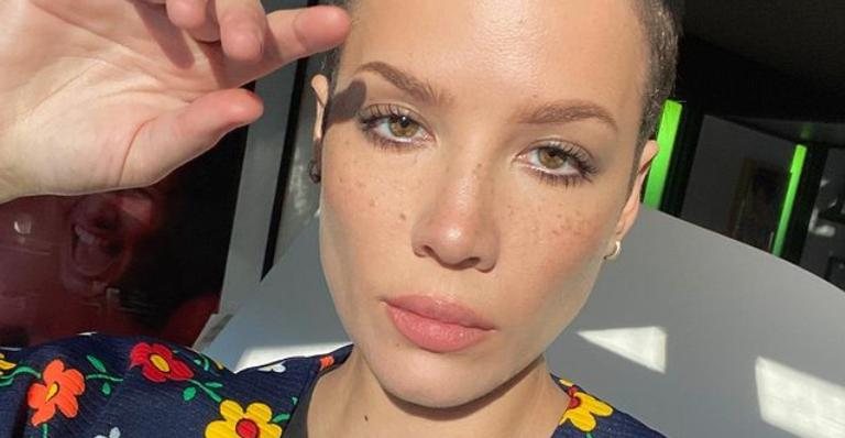 Halsey recebe carinho do namorado em barriguinha de gravidez e encanta web - Reprodução/Instagram