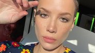 Halsey recebe carinho do namorado em barriguinha de gravidez e encanta web - Reprodução/Instagram