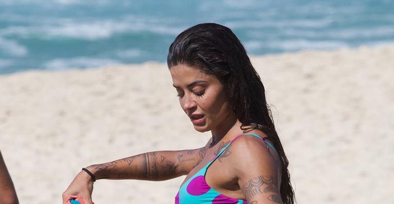 Aline Riscado eleva temperatura ao ser flagrada em dia de praia - Fabricio Silva/AgNews