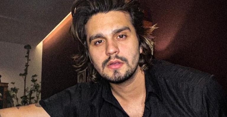 Descamisado, Luan Santana descansa na varanda - Reprodução/Instagram