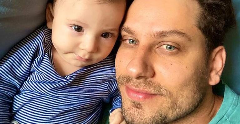 Elieser Ambrósio conta com a ajuda do filho na hora de realizar sequência de exercícios físicos - Reprodução/Instagram