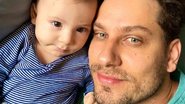 Elieser Ambrósio conta com a ajuda do filho na hora de realizar sequência de exercícios físicos - Reprodução/Instagram