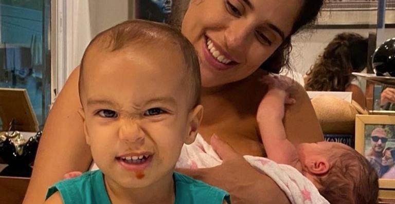 Camilla Camargo posa com os dois filhos e se declara - Reprodução/Instagram