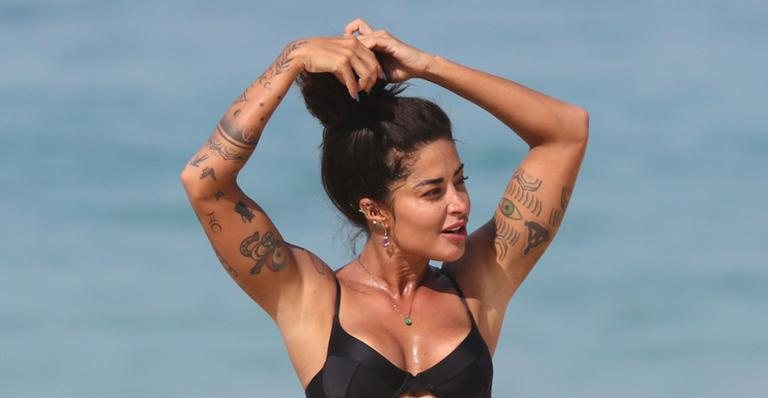 Com um biquíni preto, Aline Riscado exibe corpo sarado ao ser flagrada na praia - Dilson Silva/ AgNews