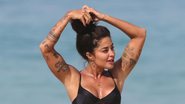 Com um biquíni preto, Aline Riscado exibe corpo sarado ao ser flagrada na praia - Dilson Silva/ AgNews