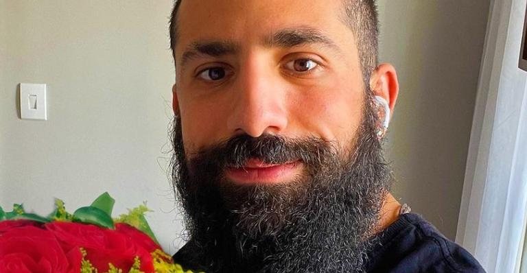 Kaysar Dadour aparece sorridente ao lado dos pais e da irmã - Reprodução/Instagram