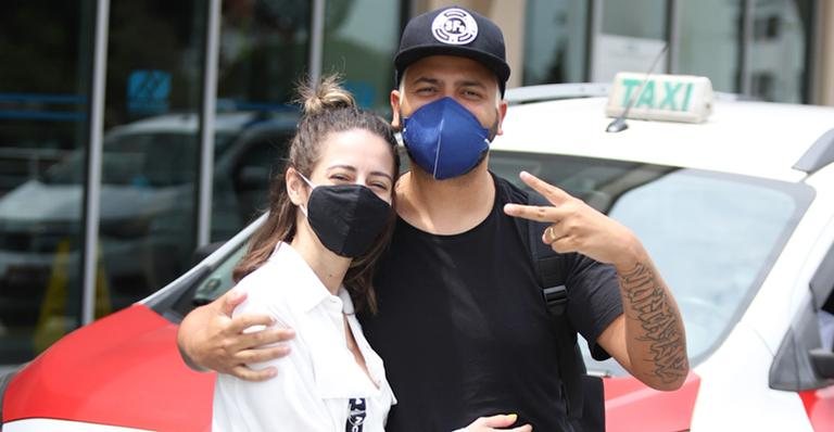 Projota e a esposa são flagrados em clima de carinho no aeroporto de São Paulo - Lucas Ramos / AgNews