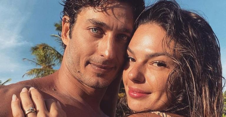 Isis Valverde e André Resende posam juntos na praia - Reprodução/Instagram