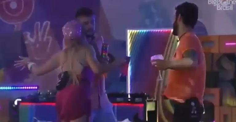 Durante a festa, Sarah assopra pescoço de Arthur - Reprodução/GloboPlay