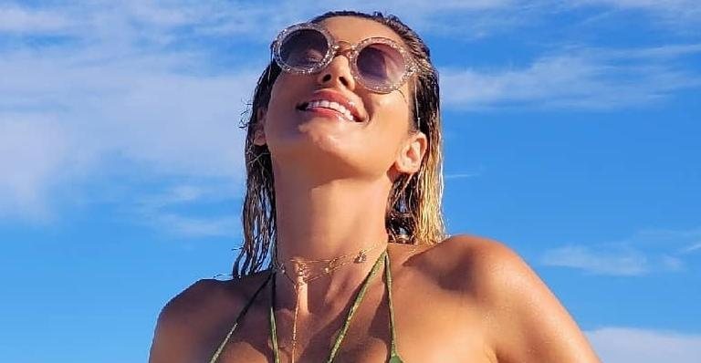 De biquíni fio dental, Lívia Andrade ostenta corpo impecável - Reprodução/Instagram