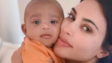 Kim Kardashian arranca suspiros dos fãs com clique de Psalm com cachorrinho - Reprodução/Instagram