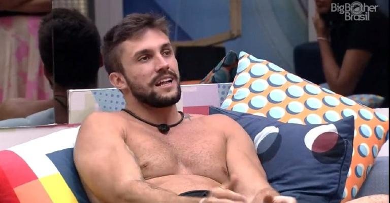 Arthur se irrita ao falar sobre Juliette com Pocah - Foto/Reprodução BBB21