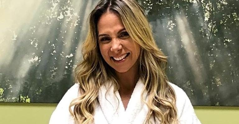 Carla Perez toma sol e para tudo com bumbum impecável - Reprodução/Instagram