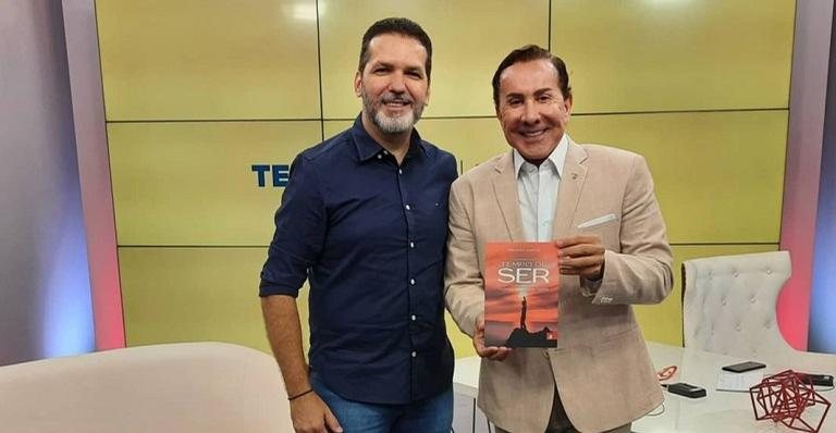 Fernando Moraes e o apresentador Paulo Leoni, da TV Band - Divulgação