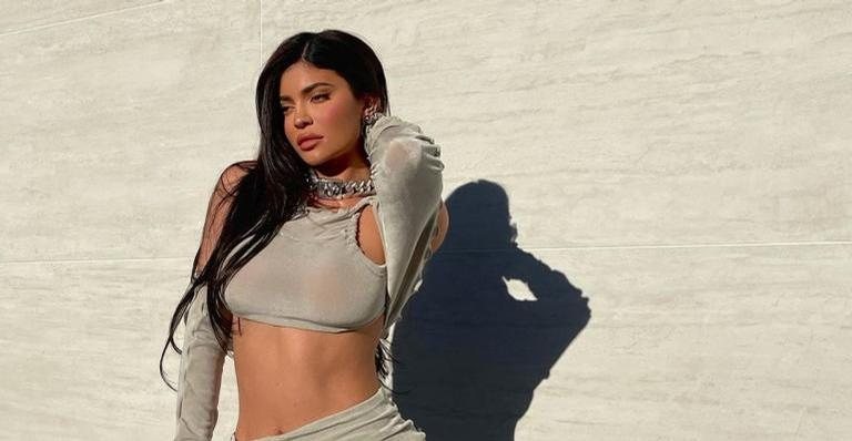 Com look preto, Kylie Jenner posa em frente ao espelho - Reprodução/Instagram