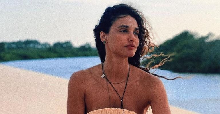 Débora Nascimento exibe sua beleza natural ao posar para lindo registro durante um passeio de barco - Reprodução/Instagram