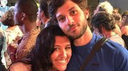 Chay Suede compartilha cena com Regina Casé em 'Amor de Mãe' - Reprodução/Instagram