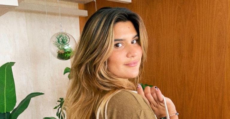 Giulia Costa esbanja carisma e estilo ao posar para sequência de cliques descontraídos - Reprodução/Instagram