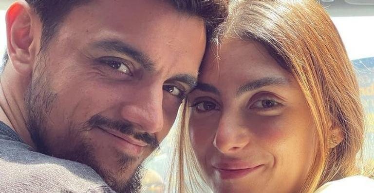 Mariana Uhlmann posa coladinha com o marido, Felipe Simas - Reprodução/Instagram