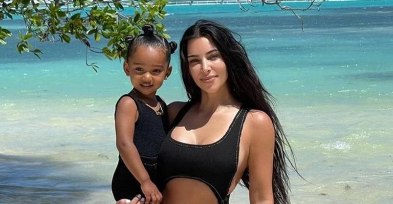 Kim Kardashian esbanja amor e carinho ao posar para uma linda sequência de registros com a filha, Chicago - Reprodução/Instagram