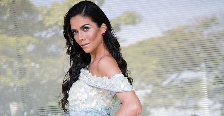 Daniela Albuquerque chama atenção com vestido todo aberto - Reprodução/Instagram