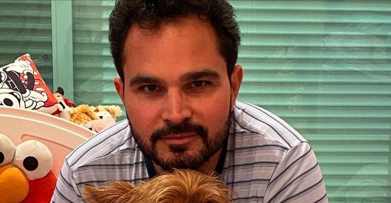 Luciano Camargo diverte a web ao surgir montando cadeira - Reprodução/Instagram